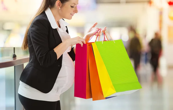 Femme avec sacs à provisions — Photo