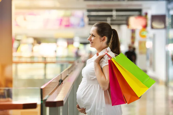 Vrouw met boodschappentassen — Stockfoto