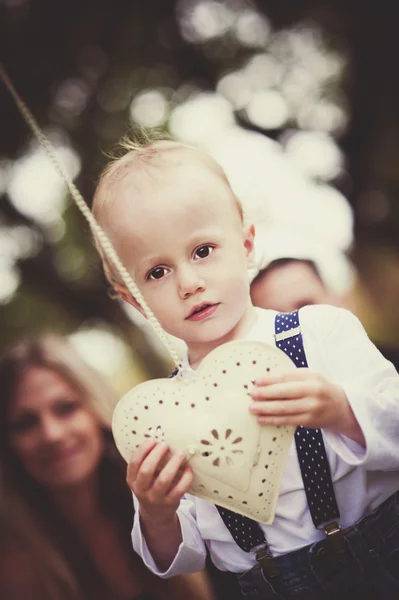 Niño con decoración en forma de corazón —  Fotos de Stock