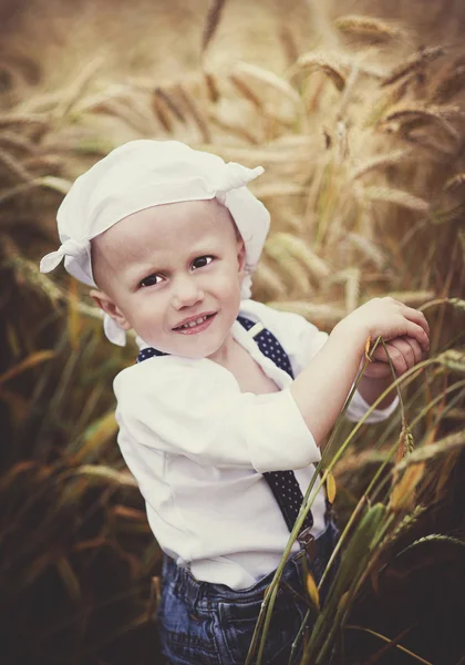 Jongen tijd doorbrengen in de natuur — Stockfoto