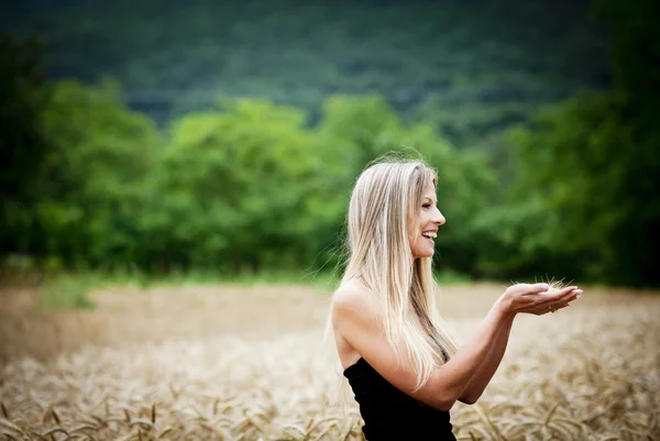 Vrouw genieten van vrije tijd in veld — Stockfoto