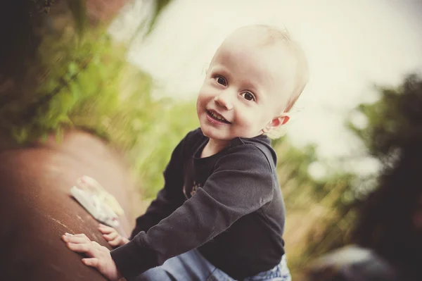 Niño pasar tiempo en la naturaleza — Foto de Stock