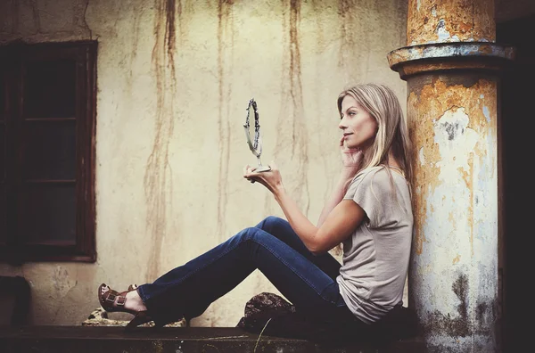 Mujer posando junto a la vieja casa —  Fotos de Stock