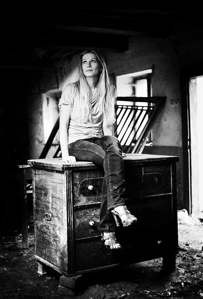 Woman posing by the old house — Stock Photo, Image