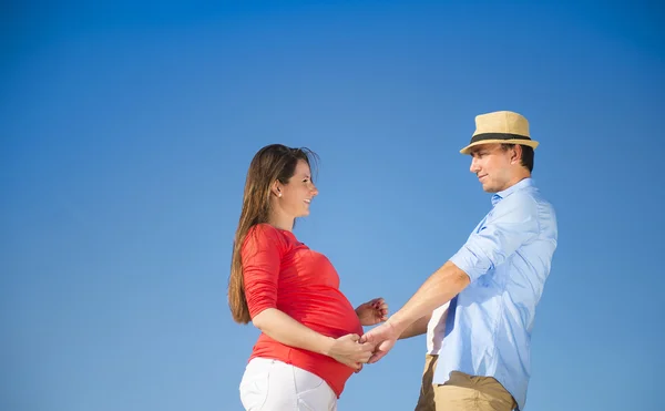 Pareja embarazada en el campo — Foto de Stock