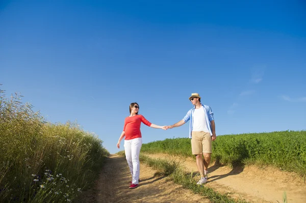 Pregnant couple in countryside — Stock Photo, Image