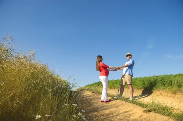 Pregnant couple in countryside — Stock Photo, Image