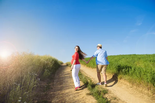 Casal grávida no campo — Fotografia de Stock