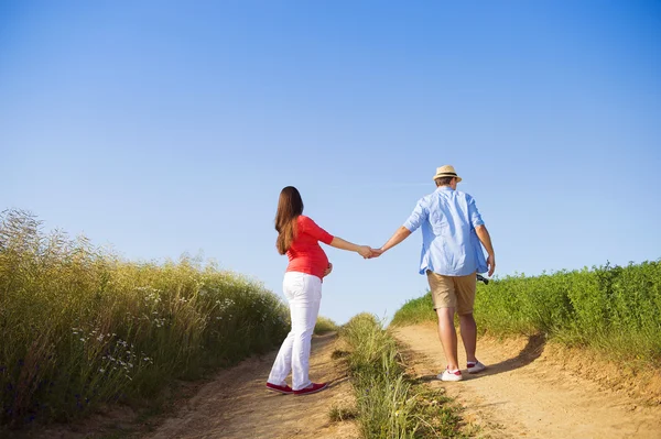 Pregnant couple in countryside — Stock Photo, Image