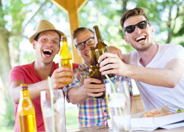 Amigos bebiendo cerveza — Foto de Stock