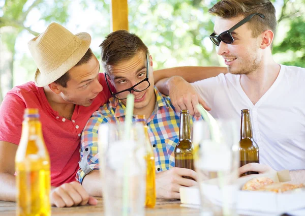 Amigos bebiendo cerveza — Foto de Stock