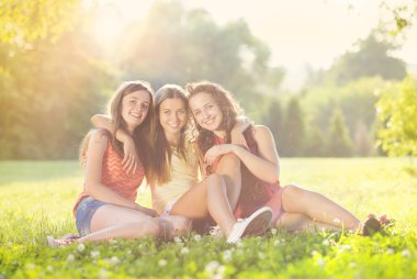 parkta oturan kızlar.