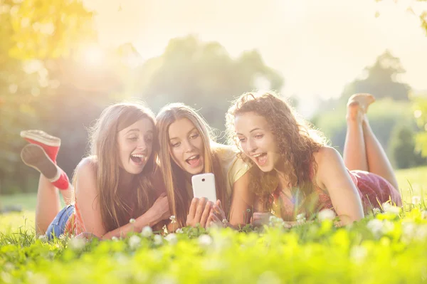 Flickor som ligger på gräs — Stockfoto