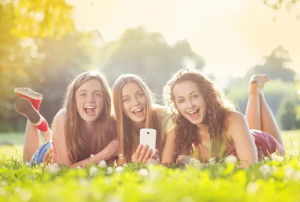 Flickor som ligger på gräs — Stockfoto