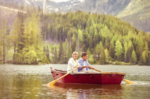 ボートを漕いで年配のカップル — ストック写真