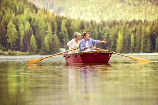 在小船上划桨的年长夫妇 — 图库照片