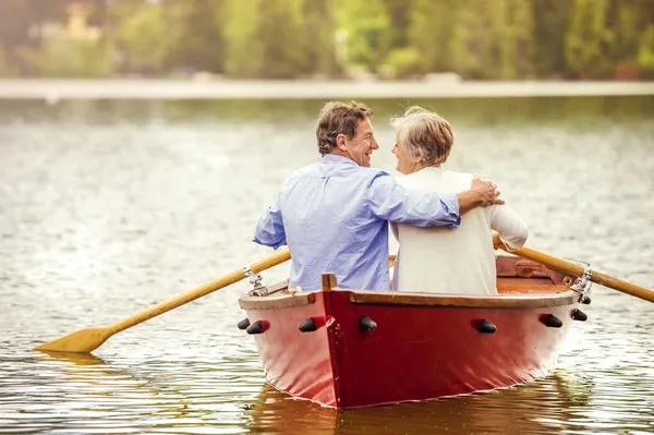 Äldre par paddling på båt — Stockfoto