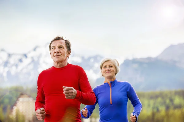 Senior couple jogging — Stock Photo, Image