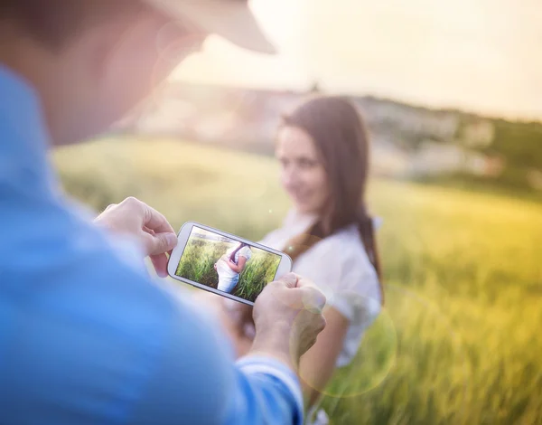 Man nemen foto van vrouw — Stockfoto