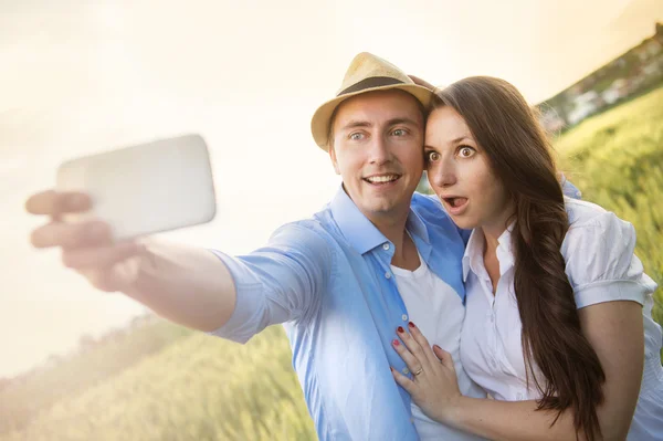 Pregnant couple taking selfie — Stock Photo, Image