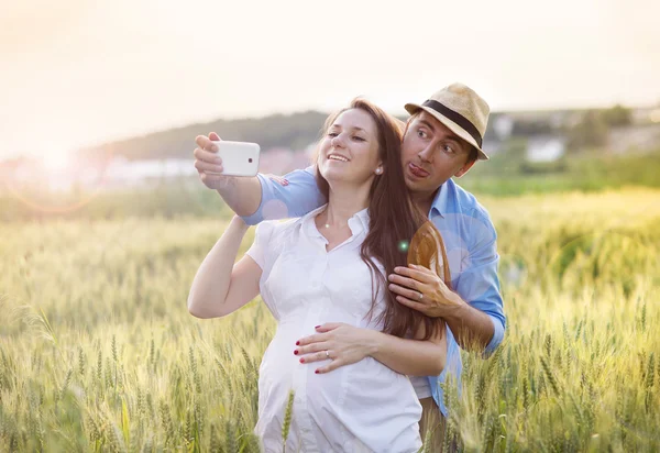 Couple enceinte prenant selfie — Φωτογραφία Αρχείου