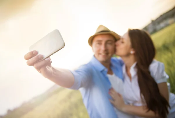 Pregnant couple taking selfie — Stock Photo, Image