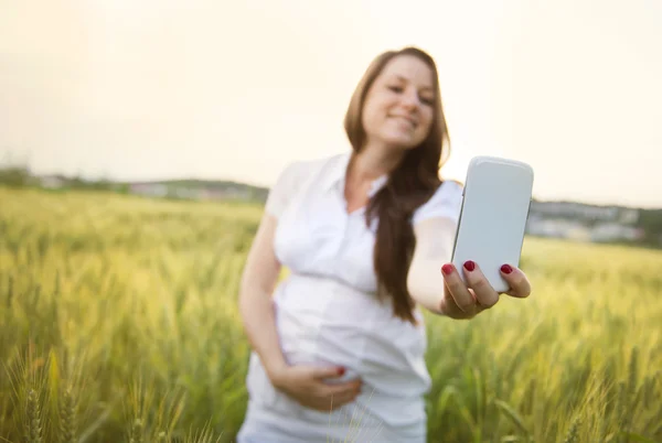 Těhotná žena při selfie — Stock fotografie