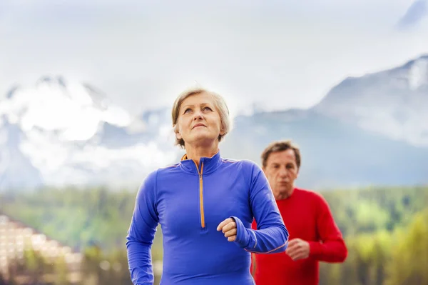 Seniorpaar joggt — Stockfoto
