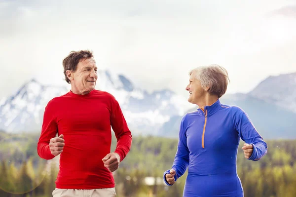Seniorpaar joggt — Stockfoto