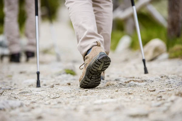 Jambes de touriste masculin à la montagne — Photo