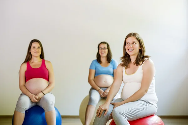 Mujeres embarazadas haciendo ejercicio — Foto de Stock