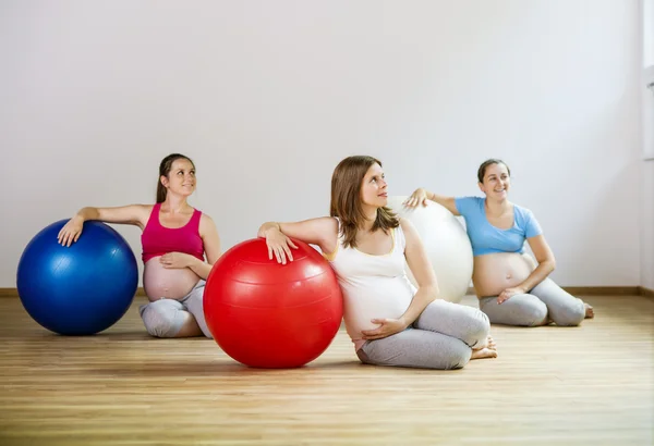 Mujeres embarazadas haciendo ejercicio — Foto de Stock