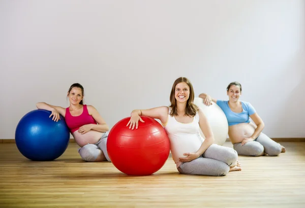 Hamile kadınlar egzersiz yaparak — Stok fotoğraf