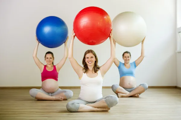 Zwangere vrouwen doen oefening — Stockfoto