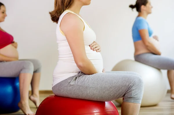 Mujeres embarazadas haciendo ejercicio — Foto de Stock