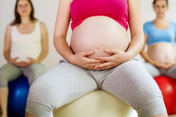 Mujeres embarazadas haciendo ejercicio — Foto de Stock