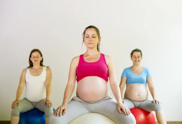 Mulheres grávidas fazendo exercício — Fotografia de Stock