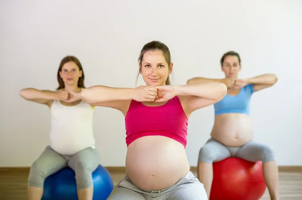 Zwangere vrouwen doen oefening — Stockfoto