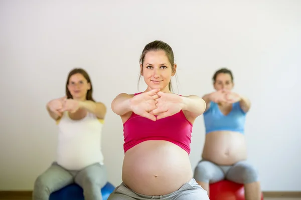 Schwangere beim Sport — Stockfoto