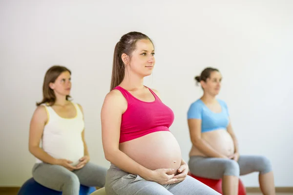 Gravida kvinnor gör övning — Stockfoto