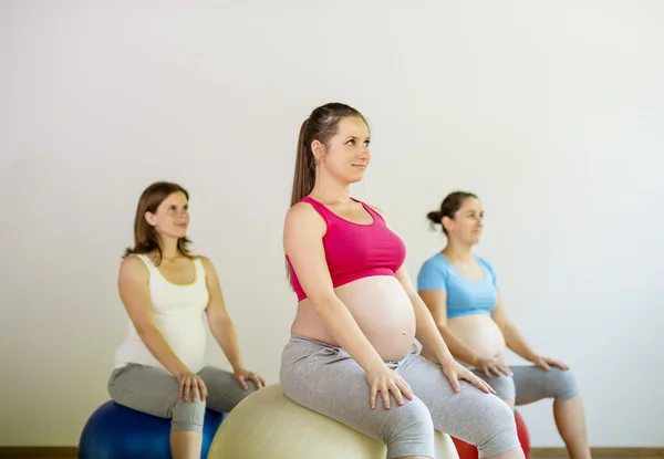 Zwangere vrouwen doen oefening — Stockfoto