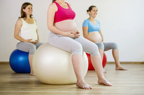 운동을 하 고 있는 임산부 — 스톡 사진