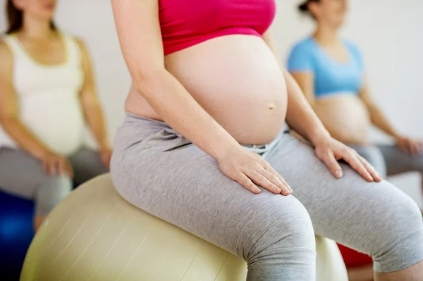 Mulheres grávidas fazendo exercício — Fotografia de Stock