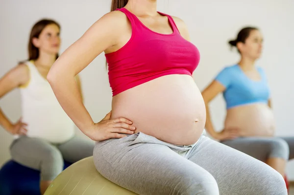 Zwangere vrouwen doen oefening — Stockfoto