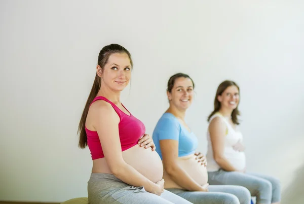 Mujeres embarazadas haciendo ejercicio — Foto de Stock