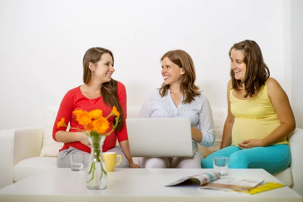 Mujeres embarazadas usando el ordenador portátil — Foto de Stock