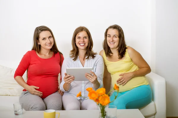 Zwangere vrouwen chatten — Stockfoto