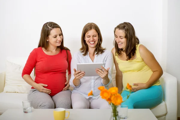 Těhotné ženy, chatování — Stock fotografie
