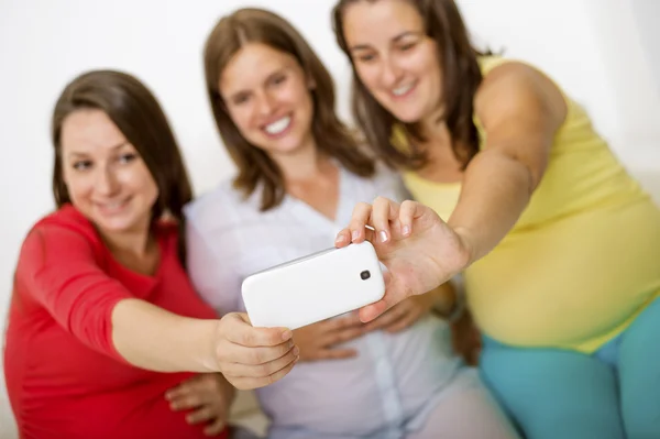 Donne incinte che prendono selfie — Foto Stock