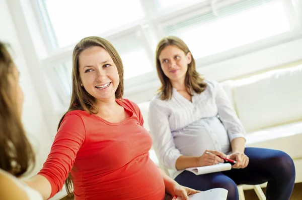Mujeres embarazadas en la clase prenatal — Foto de Stock